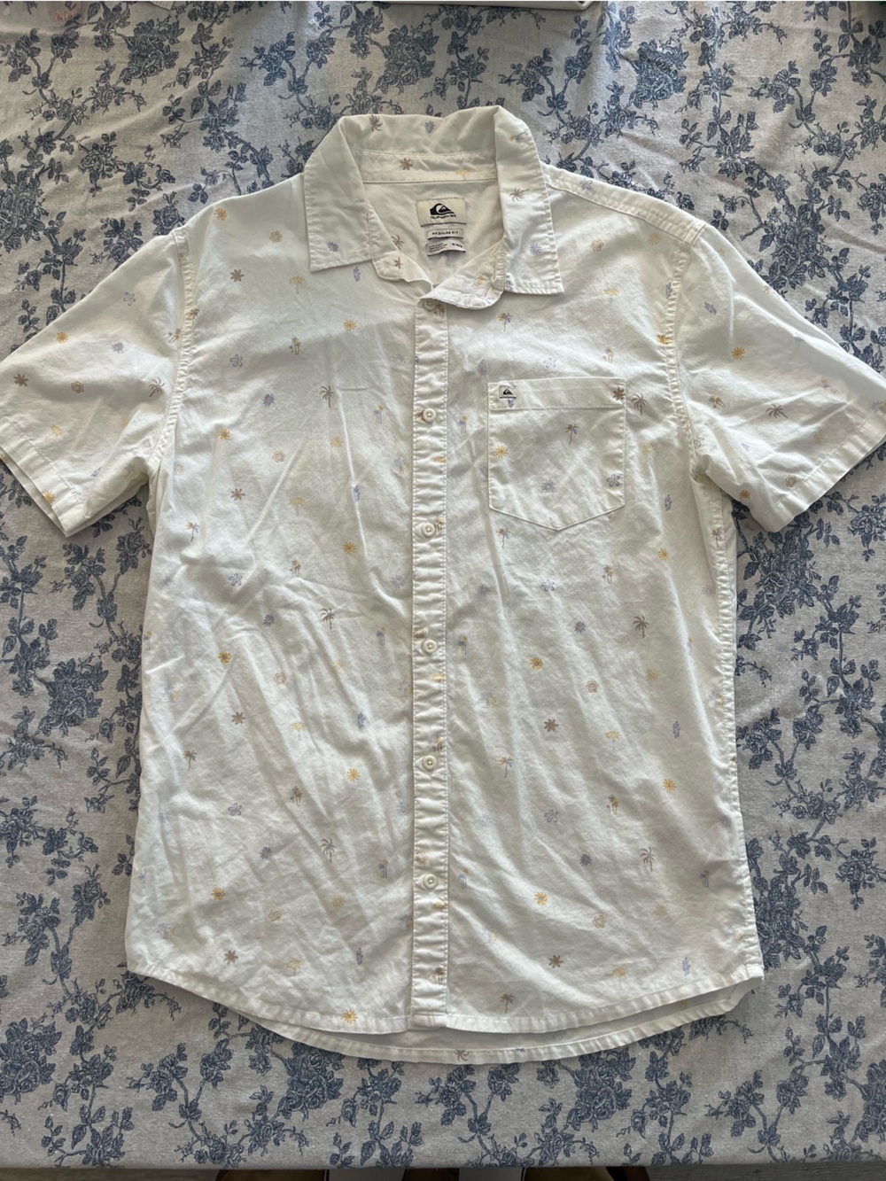 Quicksilver 100% Cotton White Patterned Short Sleeve Button-Down Shirt